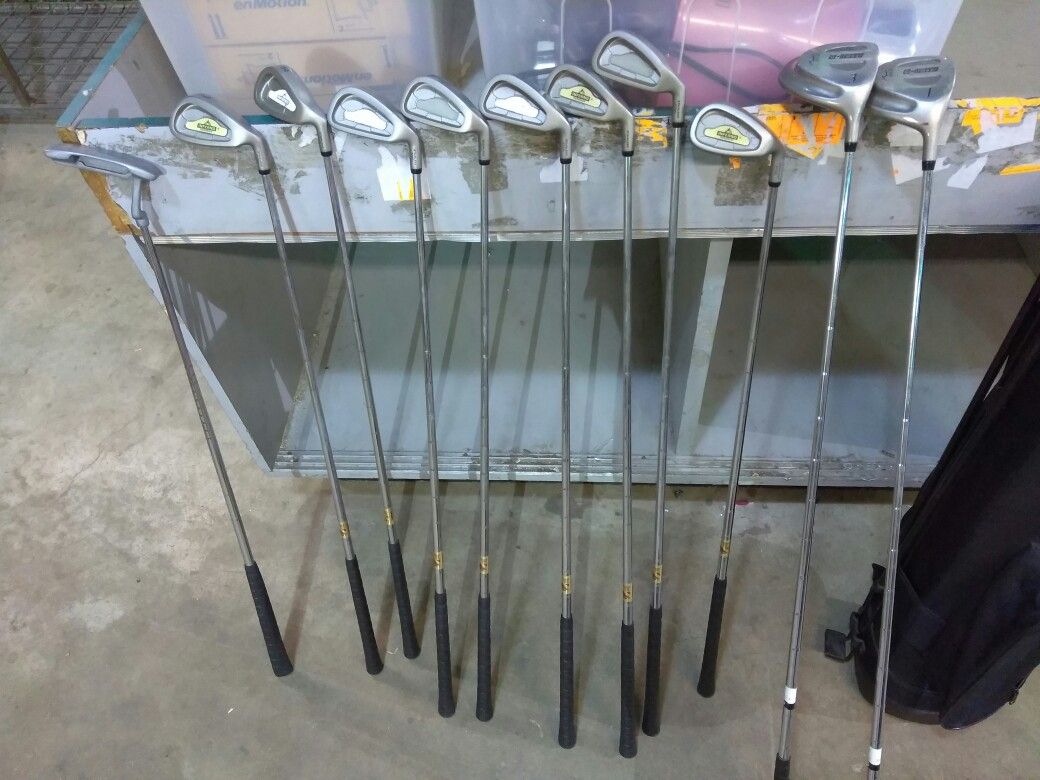 SET OF GOLF CLUBS WITH BAG. READ DETAILS