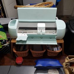 CRICUT CUTTING MACHINE 