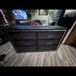 Dresser Like New 6 Spacious Drawers Black Velvet 