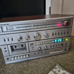 Vintage Sound Design radio/ With Cassette and A Track Player..it Comes With The 2 Original Speakers And Vintage Pioneer Headphones 