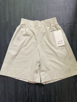 Lululemon women’s Stretch Woven high rise Bermuda Shorts 9”
