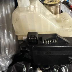 Toyota Prius 2010-2015 ABS Brake Booster Pump Actuator OEM AISIN Damaged Connect