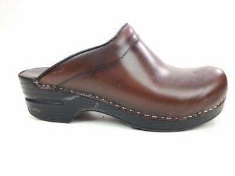 Dansko women’s brown leather slip ons clogs mules EU 39. 8.5/9