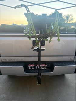 Yakima bike rack holds 2 bikes in good shape