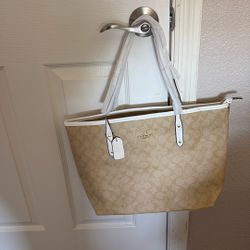 New Coach Bag With White Linings 