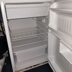 Mini refrigerator 