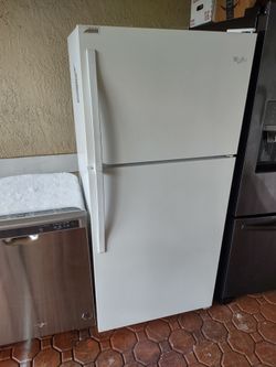 GE top and bottom refrigerator
