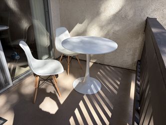 Table/2 chairs
