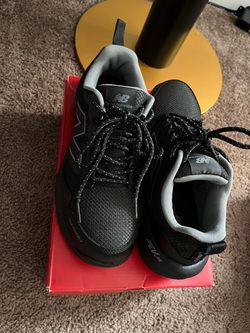 New Balance Black Low-Top Sneakers Size 8 Wemon