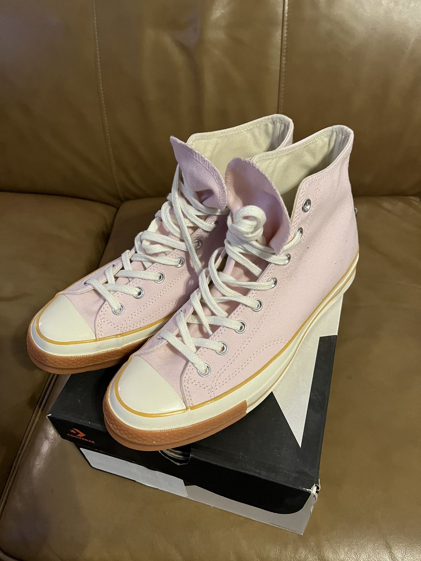 *New * Men’s Pink Converse HighTop Sneaker- Size 10 1/2