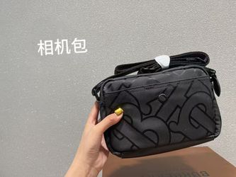 Size 21.25! Ni~ Camera Bag
Stylish and classic,