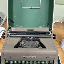 Vintage Royal Quiet Deluxe Portable Typewriter With Case