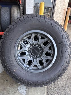 Like new method wheels with fuel grippler AT LT285/70/17 Tacoma 4runner Silverado gmc 99.99% treads
