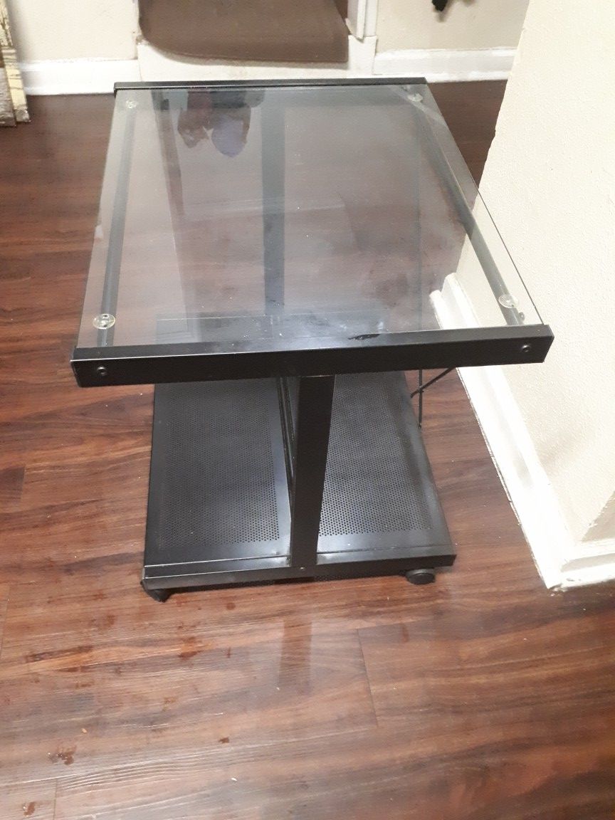 Like New Table .Size 22"*26"