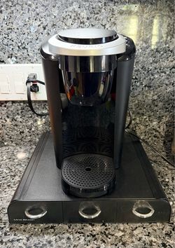 Kuerig coffee maker with pod storage
