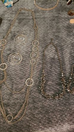 Bendo estos collares muy bonitos