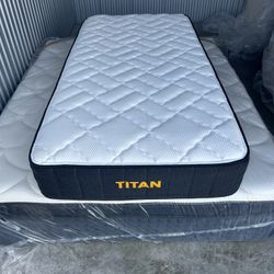 Almost New Twin XL Brooklyn Bedding Titan 