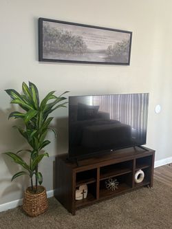 50” 4K Smart TV • TV Stand