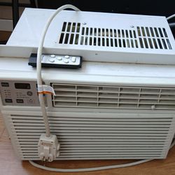 Air conditioner with remote  8000 B2U.S $120.00 Pick Up Only In East Providence R I Ty Cash Only 