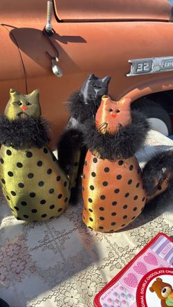 Polka dot cats table decor