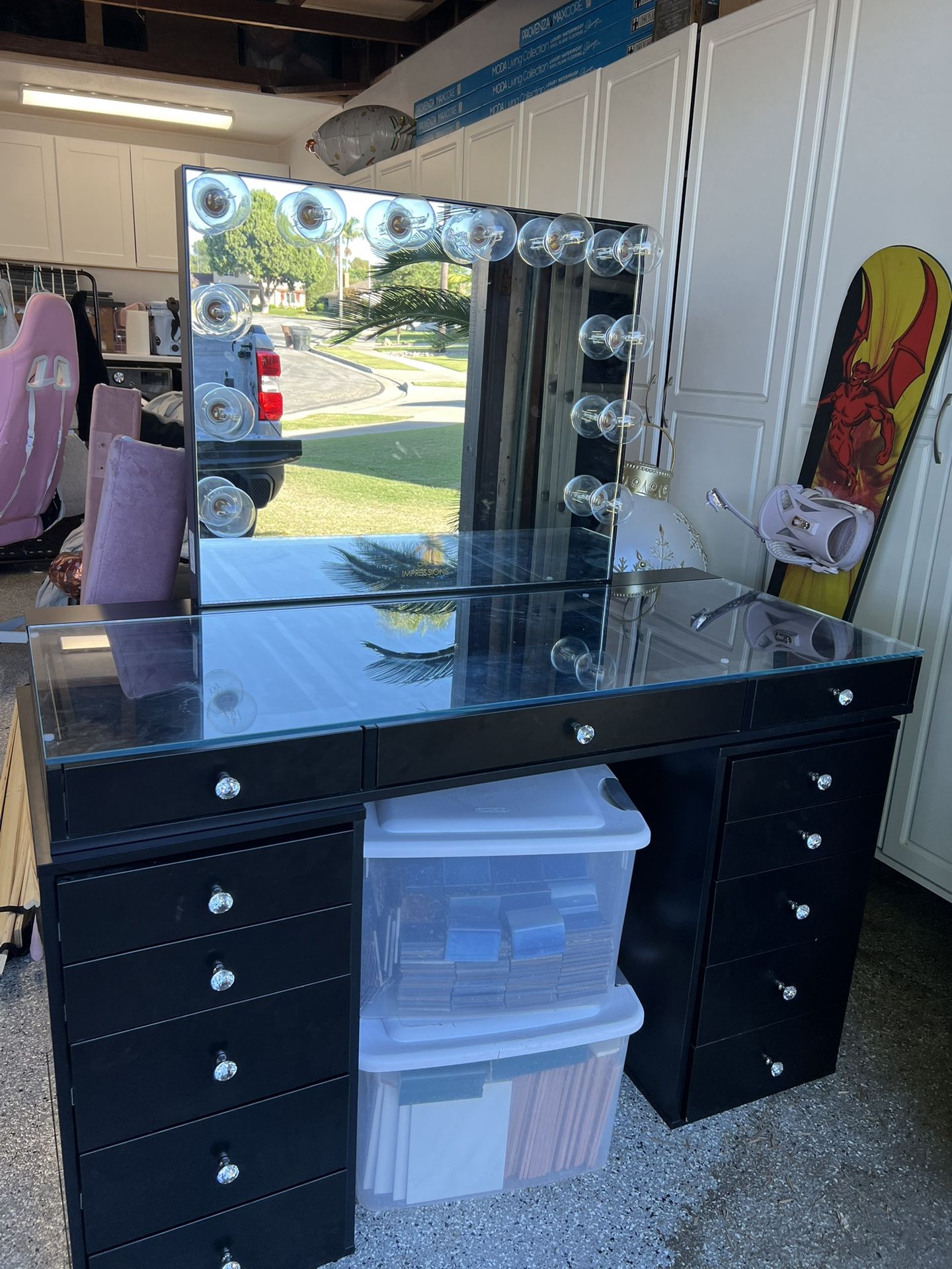 Makeup vanity table