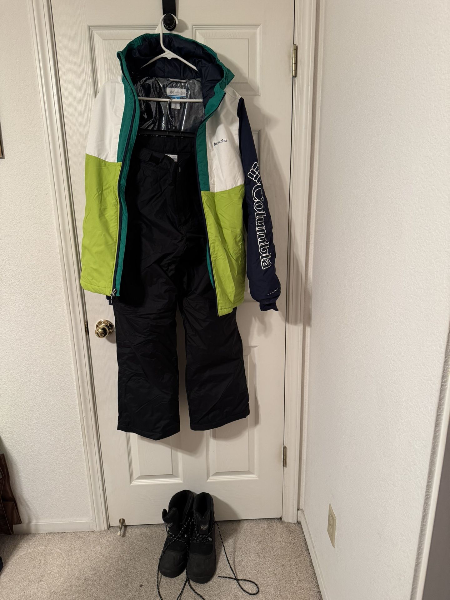 Boys / Kids Columbia ski coat and pants with Itasca snow boots