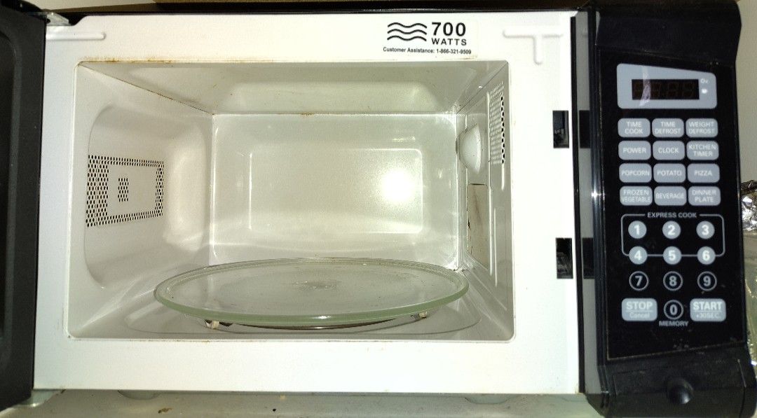 RIVAL MICROWAVE 700 WATTS CLEAN 