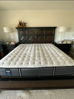 Like New King Size Sealy Posturpedic Luxury Mattress