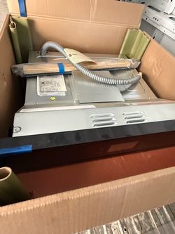New Frigidaire 27 in Electric Single Build-in wall oven