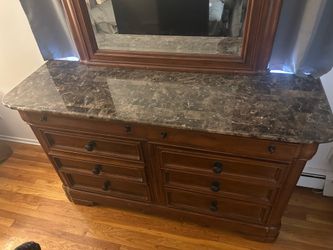 Dresser with mirror in excellent condition.