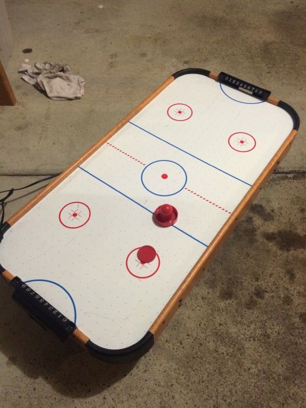 Air hockey table