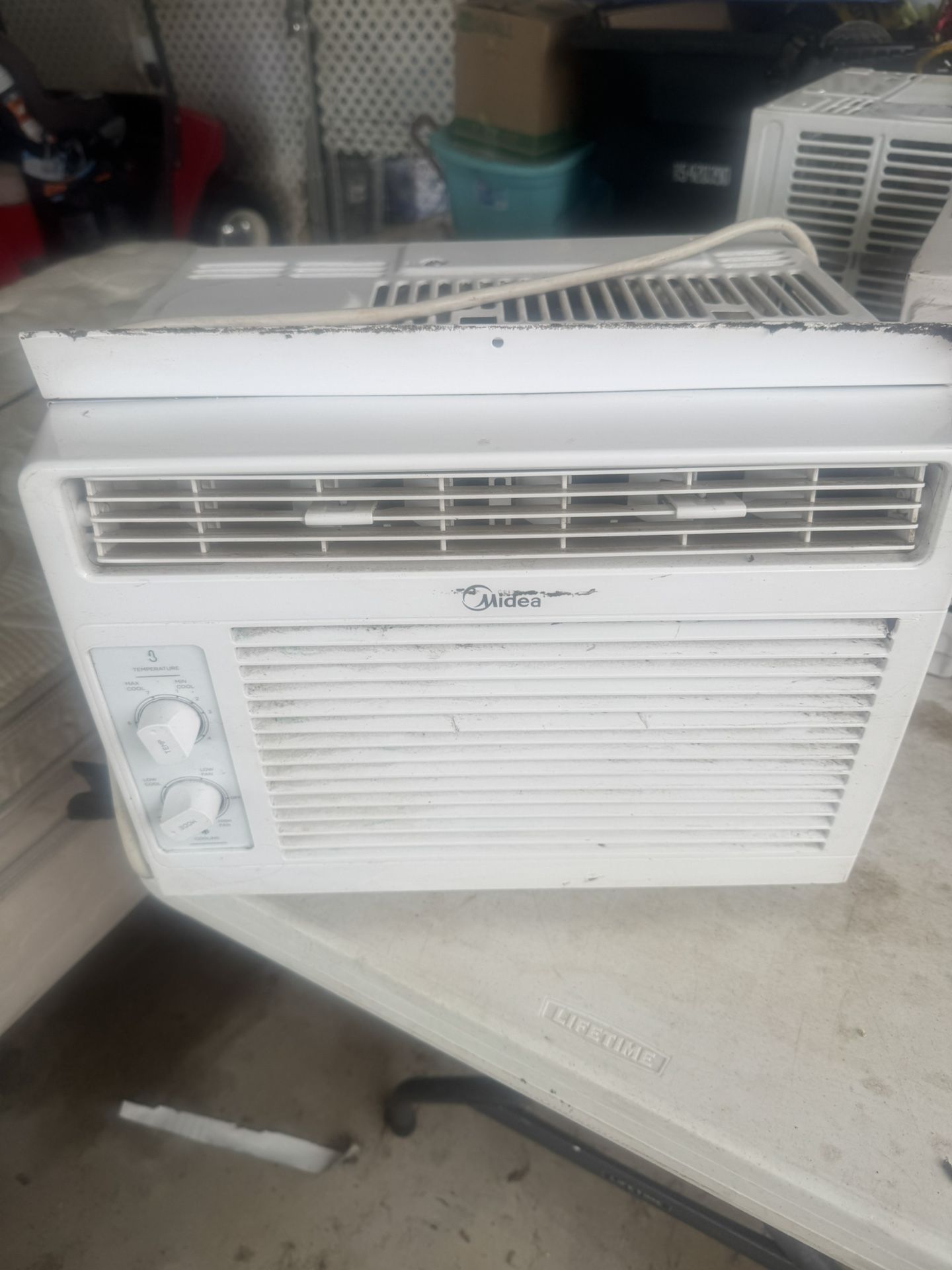 AC window unit works good