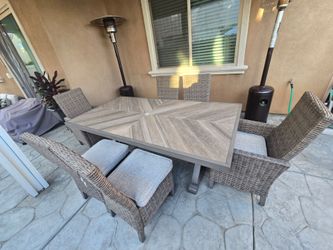 Ashley Beachfront outdoor dinning table