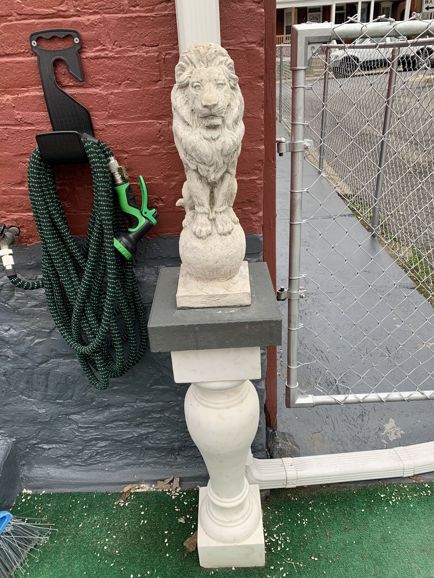Pedestal with lion set