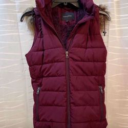 Price Just Dropped: Banana Republic Faux Fur Hooded Vest Removable Sherpa (Size: XS, Burgundy)