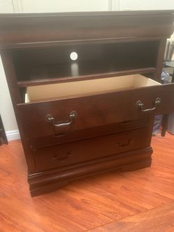 SLEEK BROWN MINT CONDITIONED 4 DRAWER DRESSER !