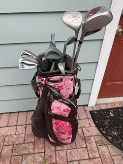 Ladies golf club set.  Great for beginners.  Right handed with golf bag