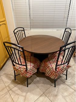 Round table kitchenette w/ chairs