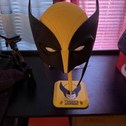 Wolverine Helmet and stand