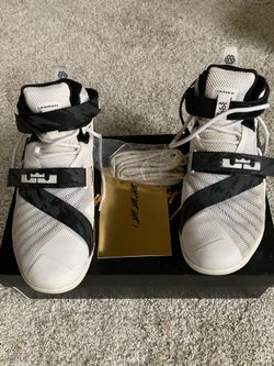 Men LBJ basketball shoes