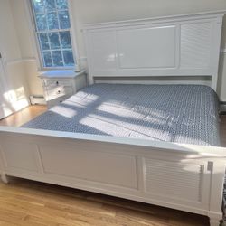 Excellent Condition White King Size Bed W Mattress Head Foot Board Night Stand Set