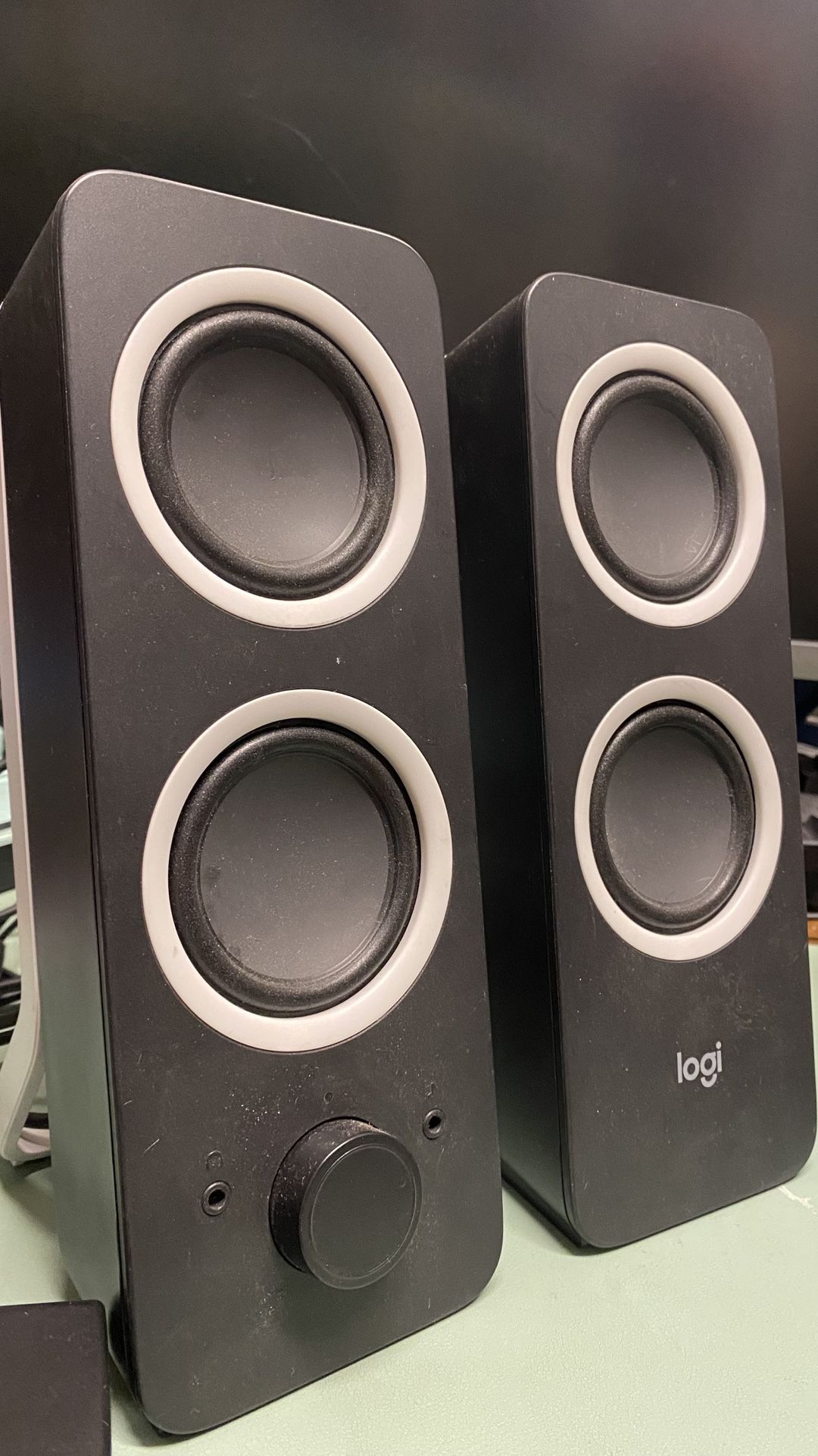 Logitech Z200 2.0 Stereo Multimedia Speakers 3.5mm Connection - Black