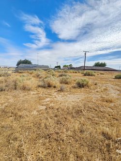 Terreno en venta En CALIFORNIA CITY ES RESIDENTIAL PARA ASER SU CASA AGUA Y LUZ sercas esta poblado casas alrededor De dueño a dueño titulo en mano