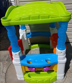 Neat & tidy cottage playhouse