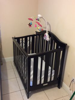 Crib, crib mattress and crib mattress protector