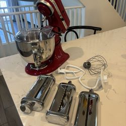 Kitchenaid stand mixer + sifter and scale + 3 piece pasta roller and cutter attachments