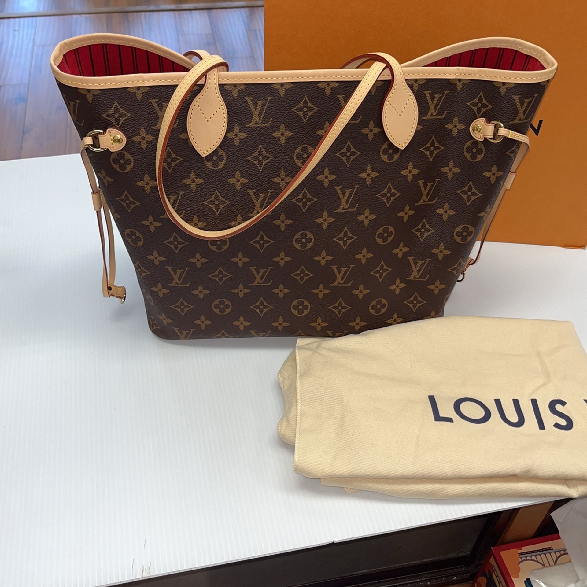 Louis Vuitton Purse, With Dust Bag And Box, Entrupy Verified, In Like New Condition