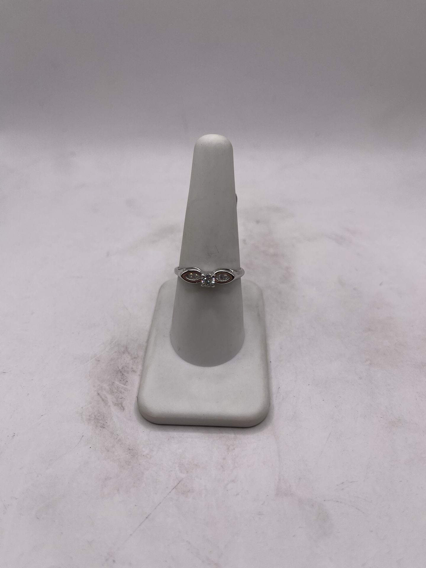 14kt Gold Engagement Style Ring w/ Dia Chips And Elegant Design
