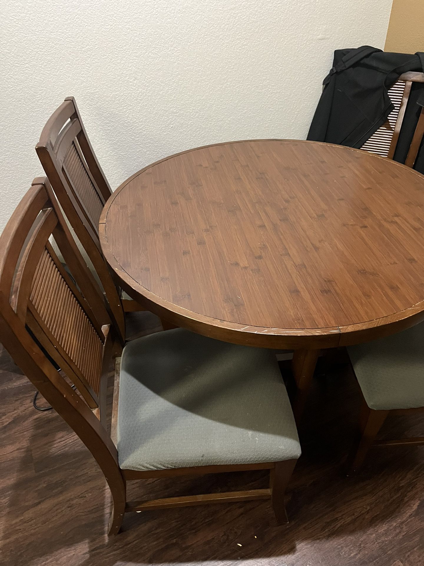 Round Kitchen Table & 4 Chairs 