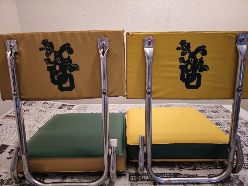 VINTAGE OREGON DUCKS FOLD UP PADDED STADIUM SEATS